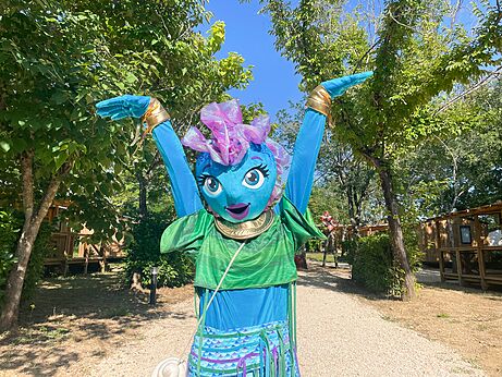 Lachende animatiemascotte op camping VAGUES OCEANES Au Flamenco in Argelès-sur-Mer (66).