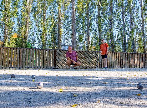 Petanque spelers op de jeu de boules baan bij camping VAGUES OCEANES Au Flamenco in Argelès-sur-Mer (66).