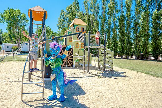 Kinderspeeltuin, glijbaan, mascotte op camping VAGUES OCEANES Au Flamenco in Argelès-sur-Mer (66).