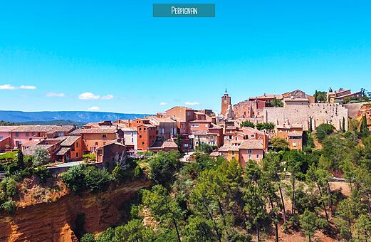 Historische stad Perpignan met pannendaken en klokkentoren, Pyrénées-Orientales.