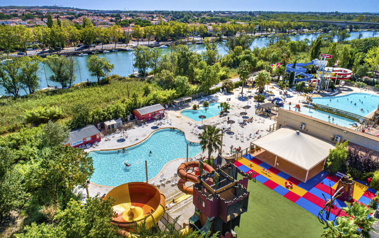 Waterpark met zwembaden, reuzenglijbanen en speeltuinen op camping CAPFUN Fleurs d'Agde in AGDE (34).