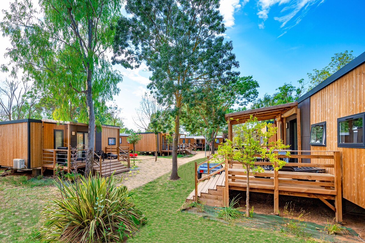 Moderne stacaravans met houten terrassen op CAPFUN Fleurs d'Agde in AGDE (34).