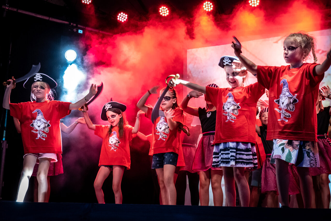Kinderpiratenshow op podium, animatie op camping CAPFUN Fleurs d'Agde in AGDE (34).