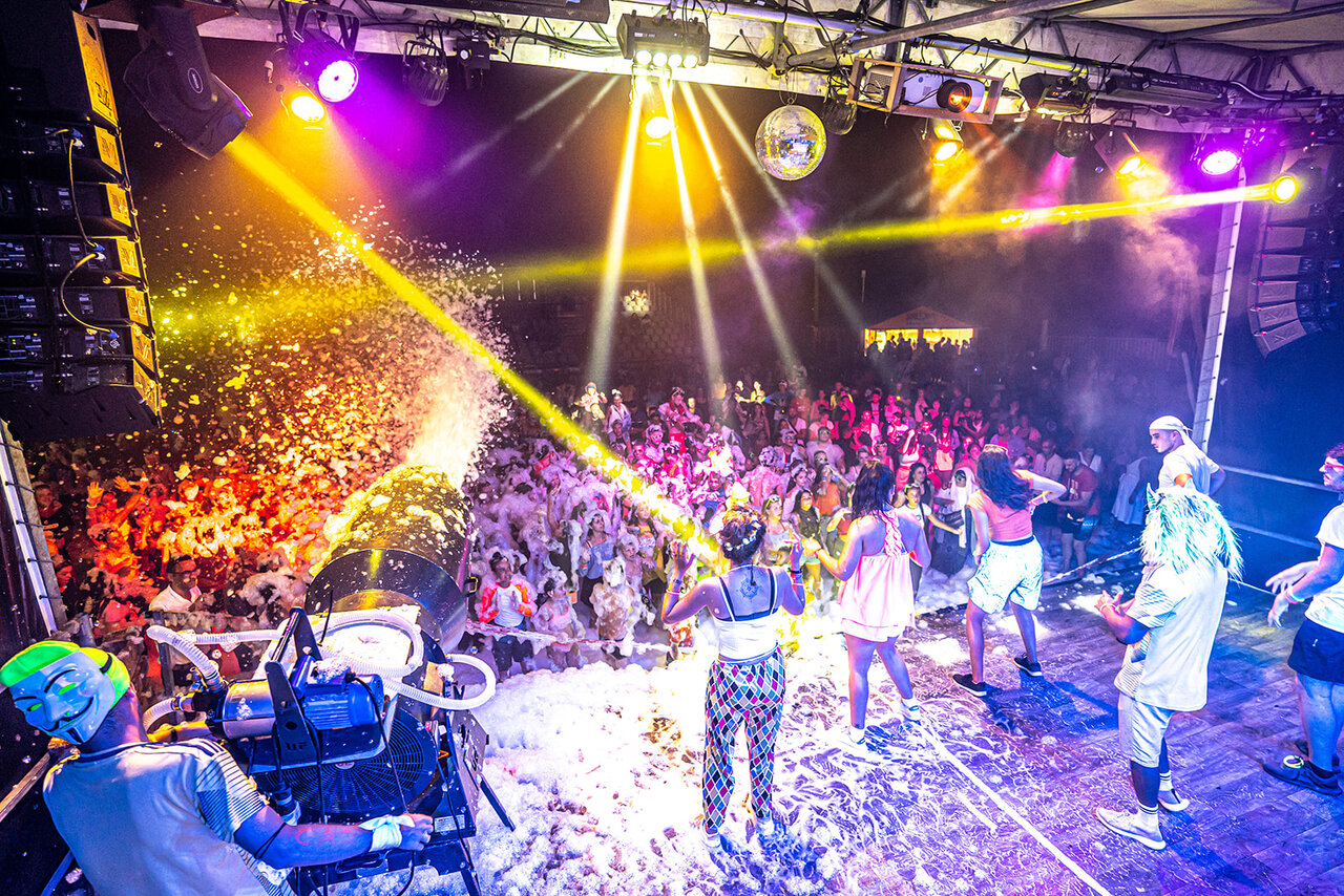 Schuimfeest met DJ en lichten op camping CAPFUN Fleurs d'Agde in AGDE (34).