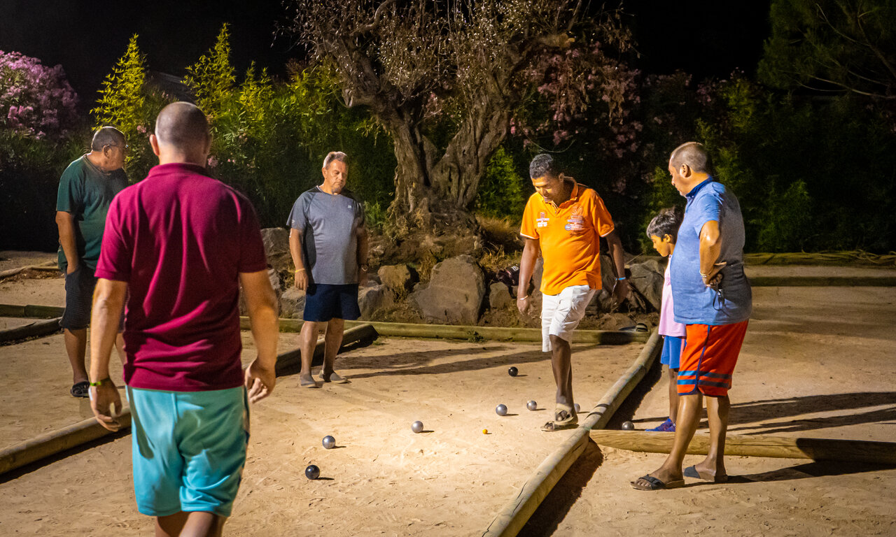 Nachtelijk jeu de boules op camping CAPFUN Fleurs d'Agde in AGDE (34).