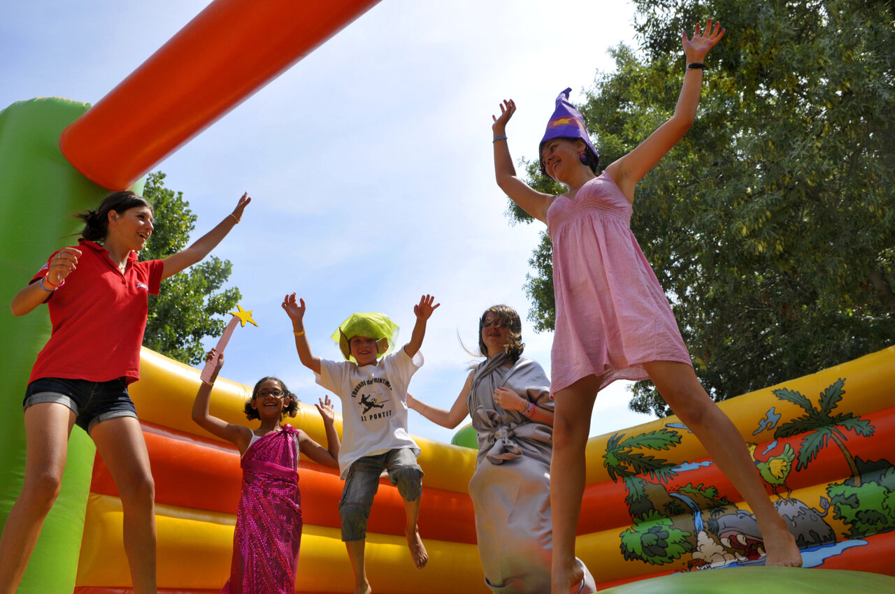 Opblaasbaar springkasteel, kinderen en animator springen, plezier camping CAPFUN Fleurs d'Agde in AGDE (34).