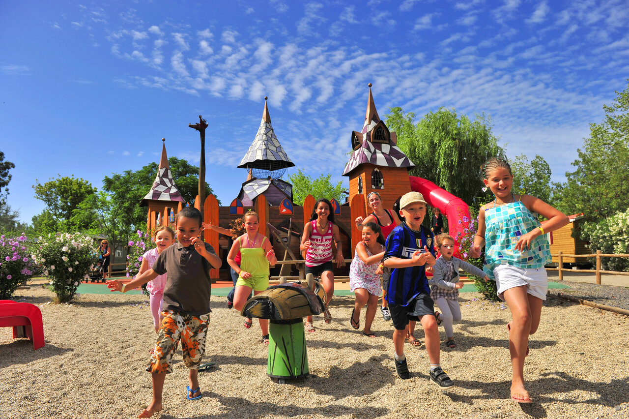 Speeltuin met blije kinderen op camping CAPFUN Fleurs d'Agde in AGDE.