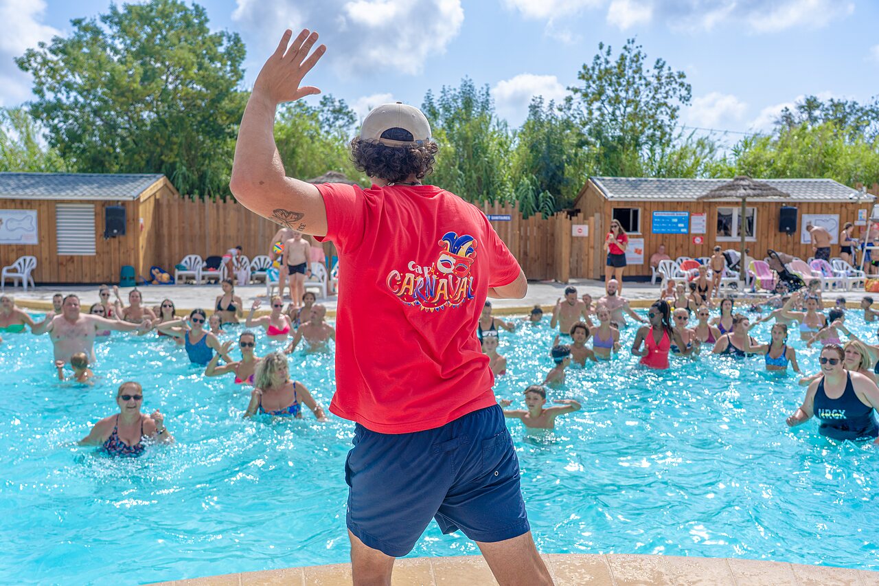 Dynamische wateranimatie in het buitenzwembad op camping CAPFUN Fleurs d'Agde in AGDE (34).