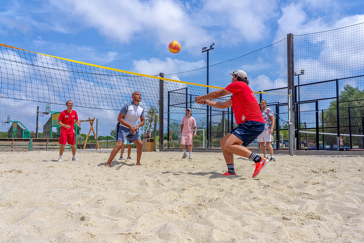 Actieve spelers op het beachvolleybalveld op camping CAPFUN Fleurs d'Agde in AGDE (34).
