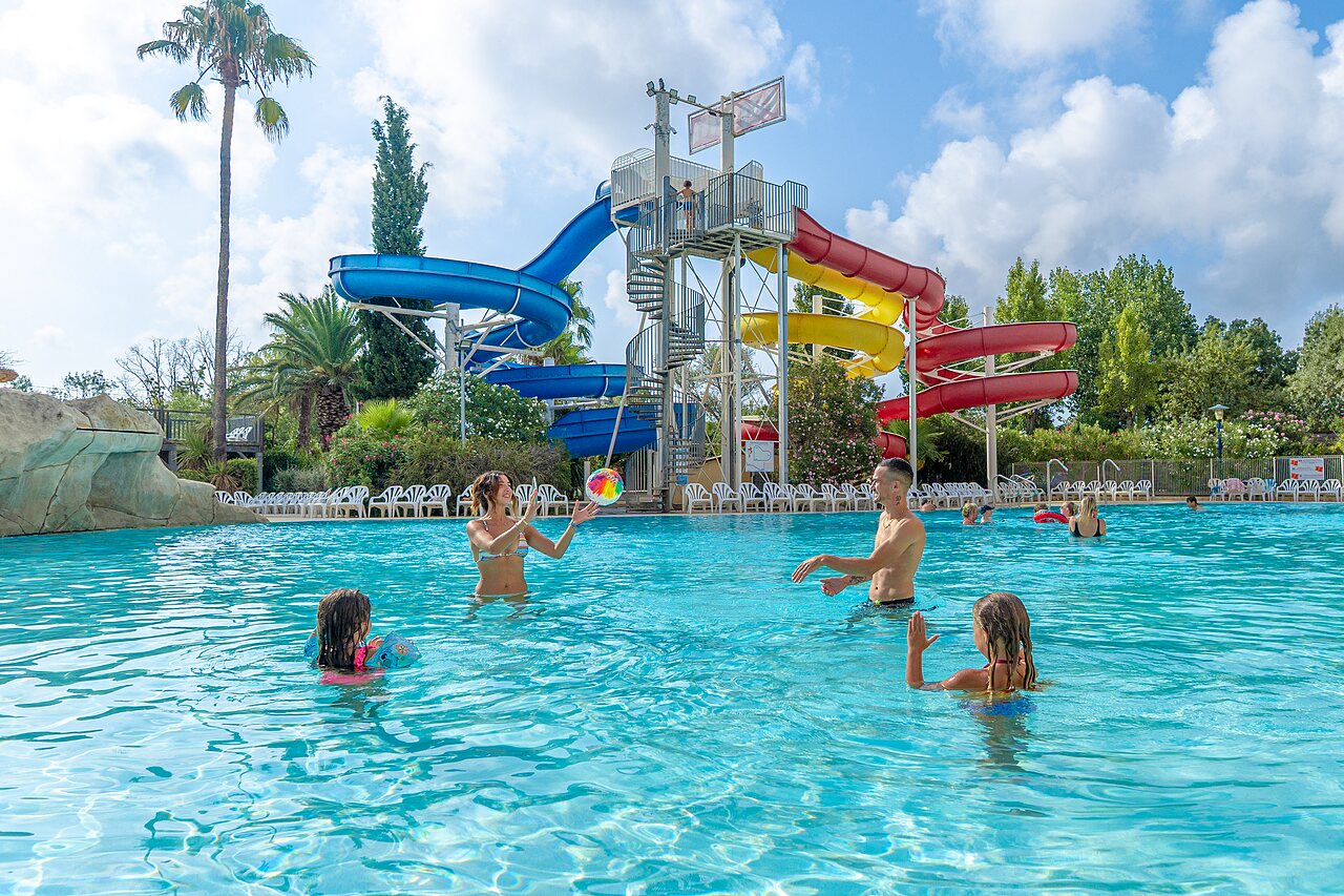 Buitenzwembad en waterglijbanen op camping CAPFUN Fleurs d'Agde in AGDE (34).