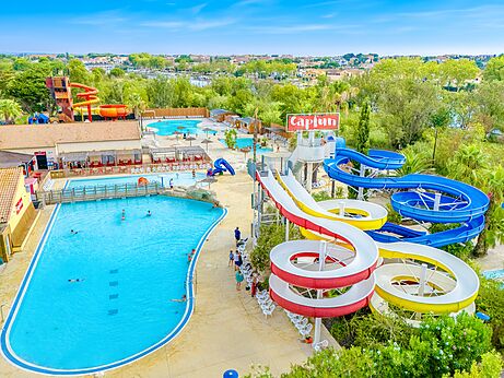 Groot waterpark met zwembaden en reuzenglijbanen op camping CAPFUN Fleurs d'Agde in AGDE (34).