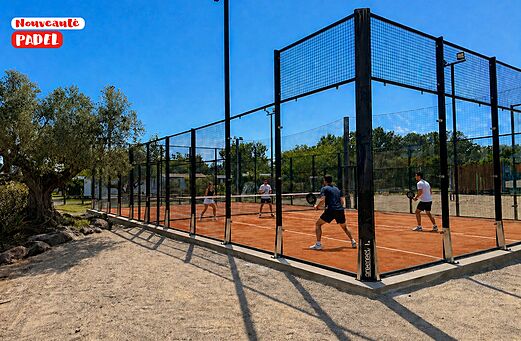 Nieuw padelveld met spelers op camping CAPFUN Fleurs d'Agde in AGDE (34).