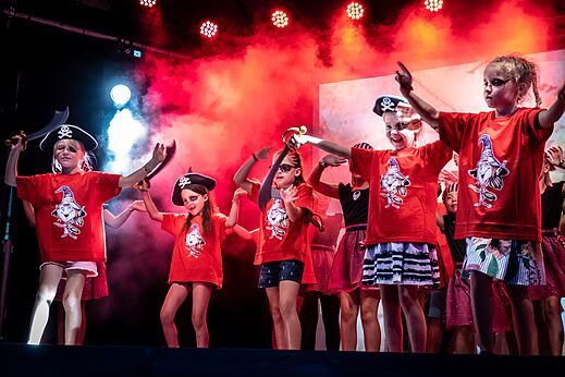 Kinderanimatie met piraten op podium op camping CAPFUN Fleurs d'Agde, AGDE (34).