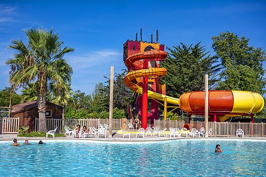 Buitenzwembad met kleurrijke waterglijbanen op camping CAPFUN Fleurs d'Agde in AGDE (34).