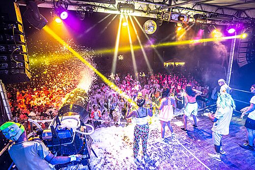 Levendig schuimfeest met DJ en lichtshow op camping CAPFUN Fleurs d'Agde in AGDE (34)