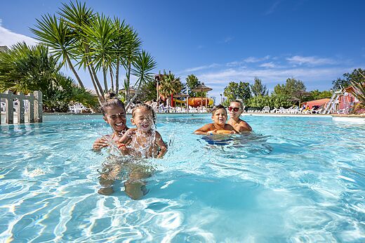 Buitenzwembad, familie en kinderen op camping CAPFUN Fleurs d'Agde in AGDE.