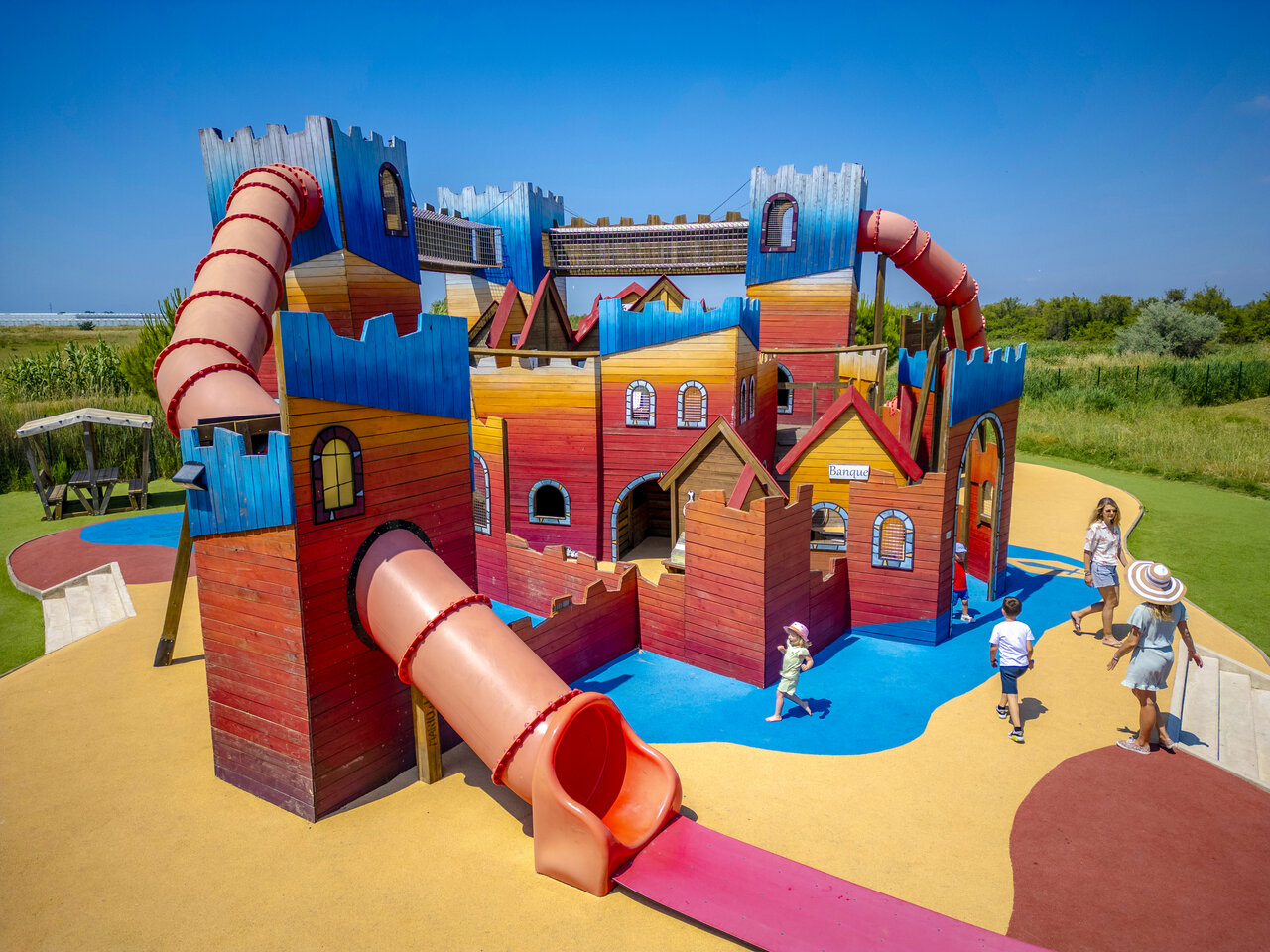 Kleurrijk speelkasteel op camping CAPFUN Fleur de Camargue in Saint-Laurent-d Aigouze (30).