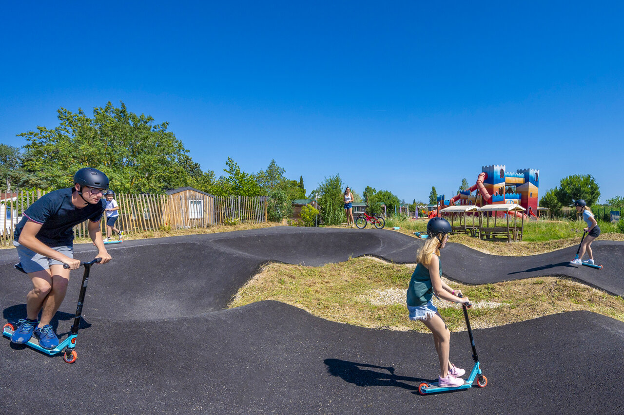 Pump track en speeltuin op camping CAPFUN Fleur de Camargue in Saint-Laurent-d Aigouze (30).