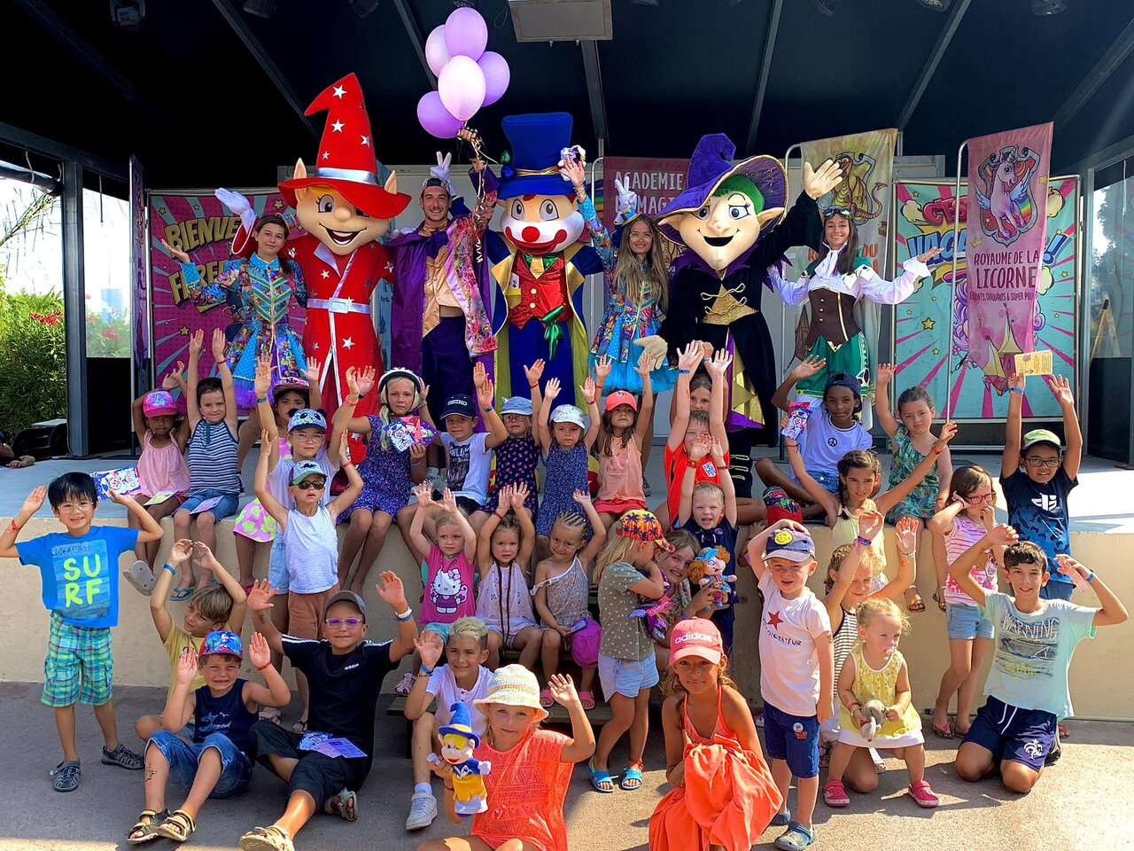 Kinderen en geanimeerde mascottes op podium, show op camping CAPFUN Fleur de Camargue in Saint-Laurent-d Aigouze (30).