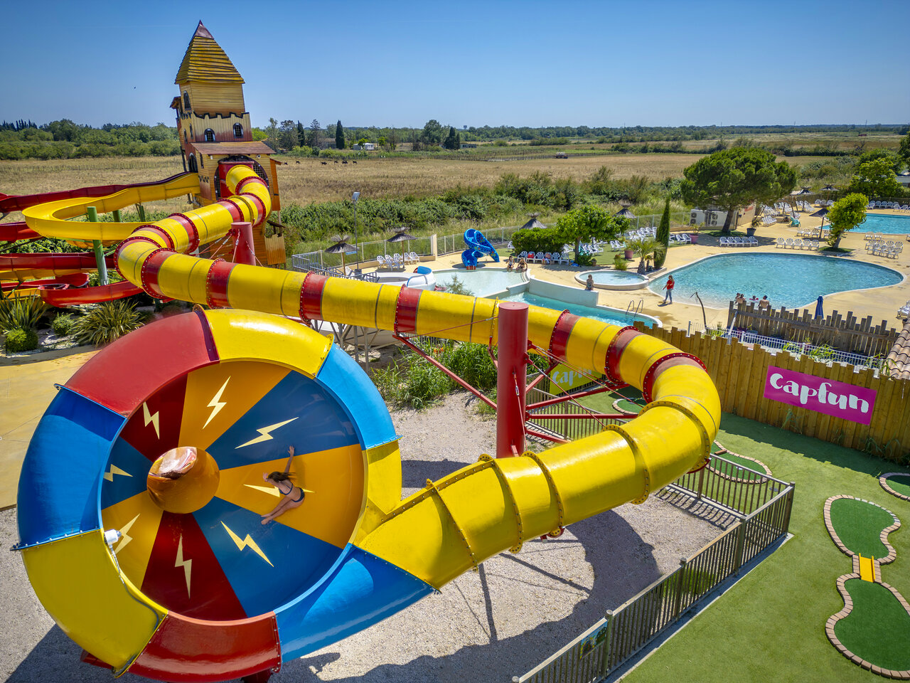 Waterglijbaan en zwembad op camping CAPFUN Fleur de Camargue in Saint-Laurent-d Aigouze (30).