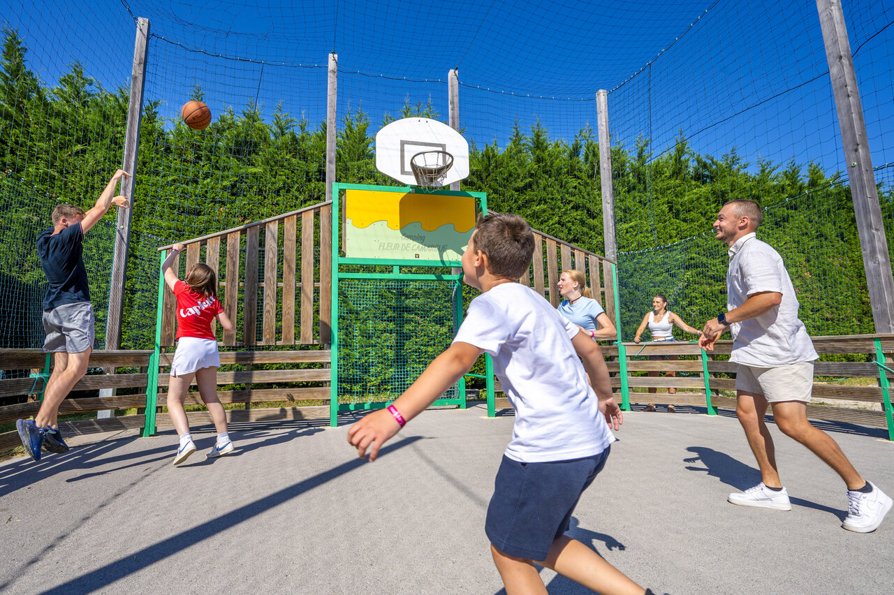 Familie basketbal op camping CAPFUN Fleur de Camargue in Saint-Laurent-d Aigouze (30).