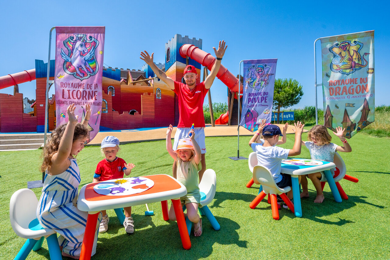 Kinderactiviteiten, animator en speelkasteel op camping CAPFUN Fleur de Camargue in Saint-Laurent-d Aigouze (30).