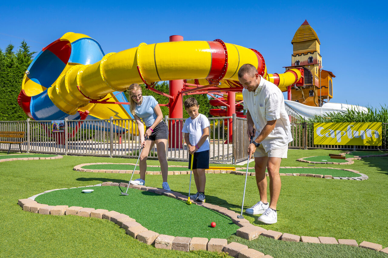 Familie minigolf, waterglijbanen op camping CAPFUN Fleur de Camargue (30).
