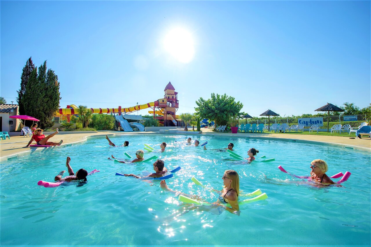 Aquagym in zwembad, waterglijbanen op camping CAPFUN Fleur de Camargue (30).
