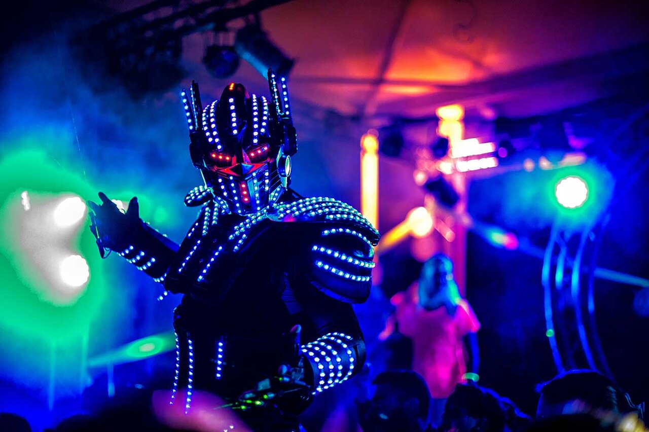 Lichtgevende robot, avondanimatie op camping CAPFUN Fleur de Camargue in Saint-Laurent-d Aigouze.