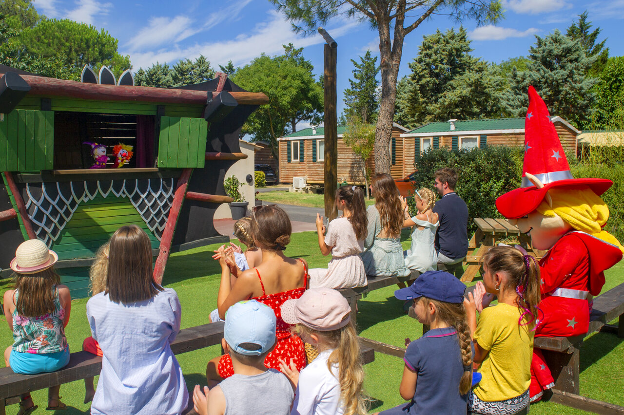 Poppenkastvoorstelling en mascotte voor kinderen op camping CAPFUN Fleur de Camargue.