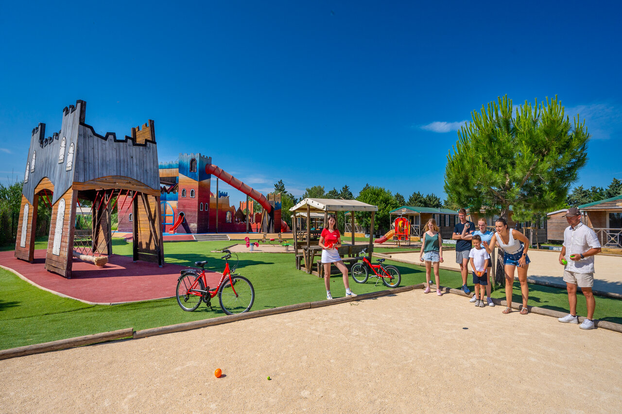 Kasteelspeeltuin, jeu de boules en stacaravans op camping CAPFUN Fleur de Camargue in Saint-Laurent-d Aigouze (30).