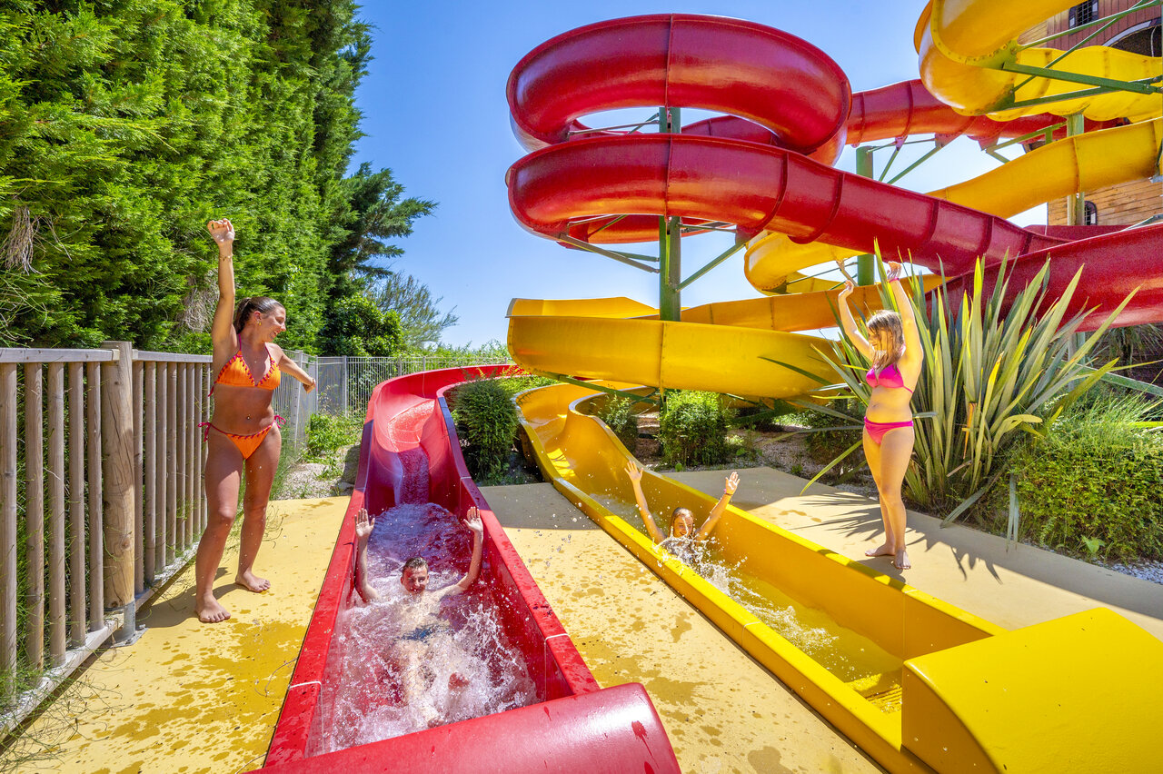 Waterglijbanen en vakantiegangers op camping CAPFUN Fleur de Camargue in Saint-Laurent-d Aigouze (30).