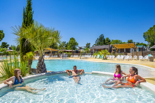 Buitenzwembad met zwemmers op camping CAPFUN Fleur de Camargue Saint-Laurent-d Aigouze.