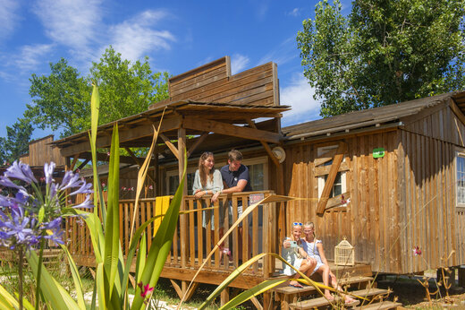 Houten Mobil-home met terras en familie op camping CAPFUN Fleur de Camargue.