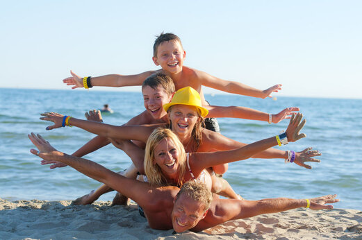 Lachende familie op het strand bij CAPFUN Fleur de Camargue in Saint-Laurent-d Aigouze (30).