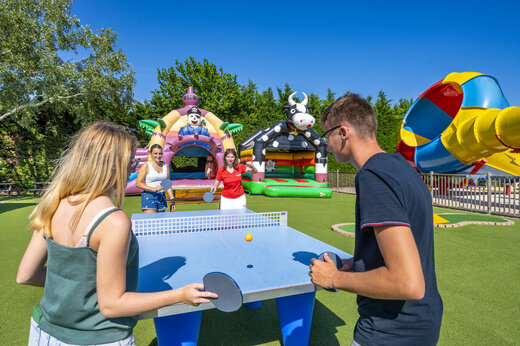 Tafeltennis, opblaasbare spelen op camping CAPFUN Fleur de Camargue in Saint-Laurent-d Aigouze.