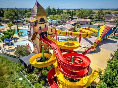 Glijbanen en zwembad op camping CAPFUN Fleur de Camargue in Saint-Laurent-d Aigouze (30).