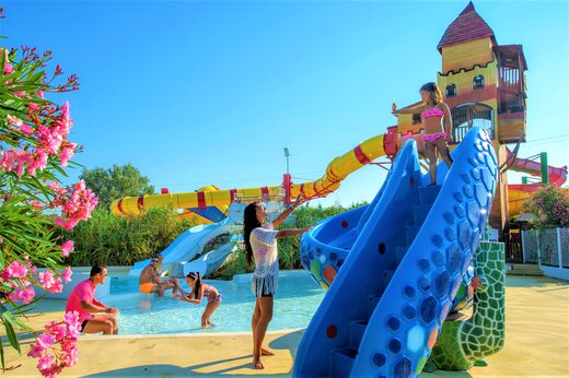 Waterglijbanen en speelzwembad op camping CAPFUN Fleur de Camargue in Saint-Laurent-d Aigouze.