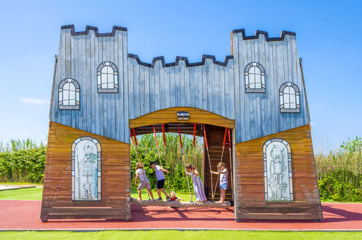 Kasteel speeltuin met kinderen op camping CAPFUN Fleur de Camargue in Saint-Laurent-d Aigouze (30).
