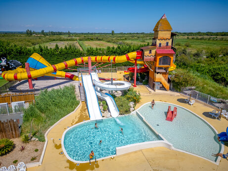 Zwembad en reuzenglijbanen op CAPFUN Fleur de Camargue, Saint-Laurent-d Aigouze.
