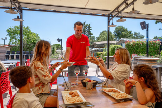 Familie luncht in het restaurant van camping CAPFUN Fleur de Camargue.