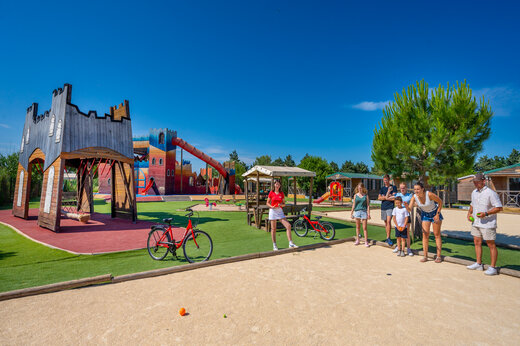 Kasteel speeltuin, glijbaan en jeu de boules bij CAPFUN Fleur de Camargue (30).