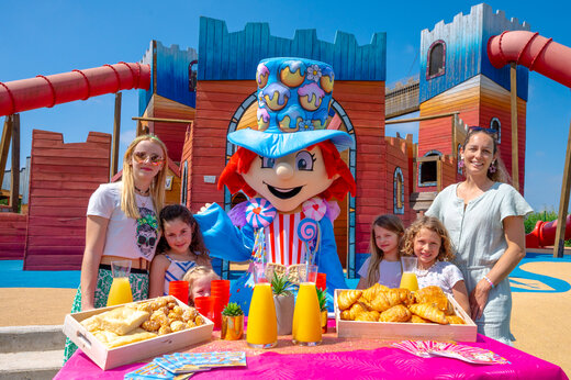 Mascotte en kinderen bij de speeltuin op camping CAPFUN Fleur de Camargue in Saint-Laurent-d Aigouze (30).