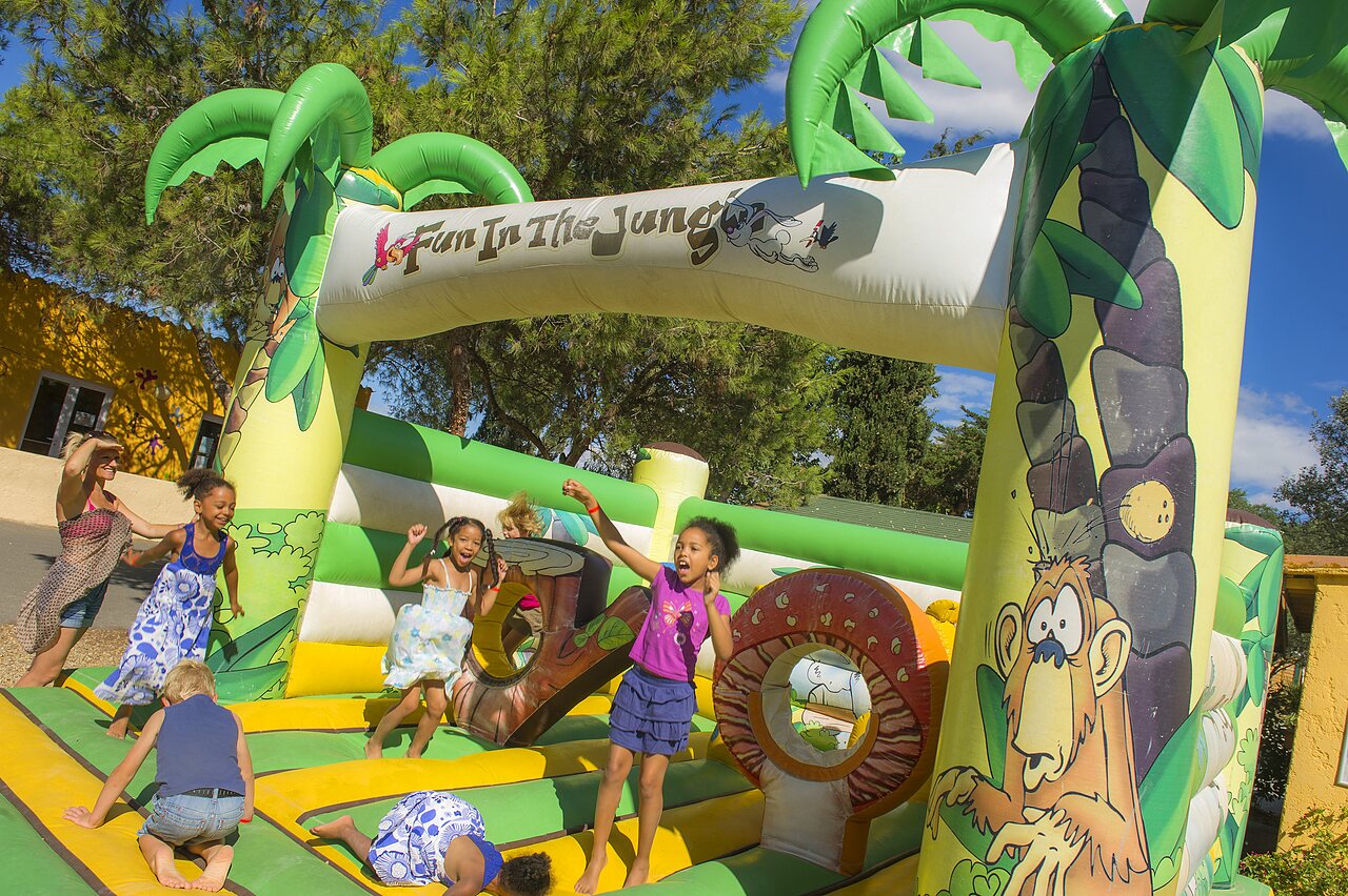 Kinderen lachen op springkasteel jungle CAPFUN Flots Bleus VIAS PLAGE (34).