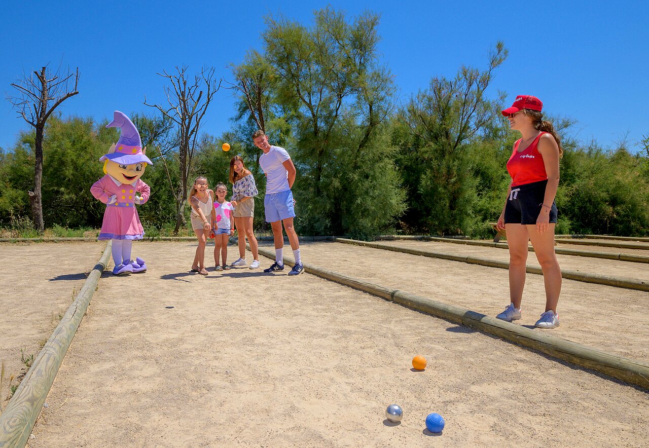 Petanque met familie en mascotte op CAPFUN Flots Bleus Vias Plage.