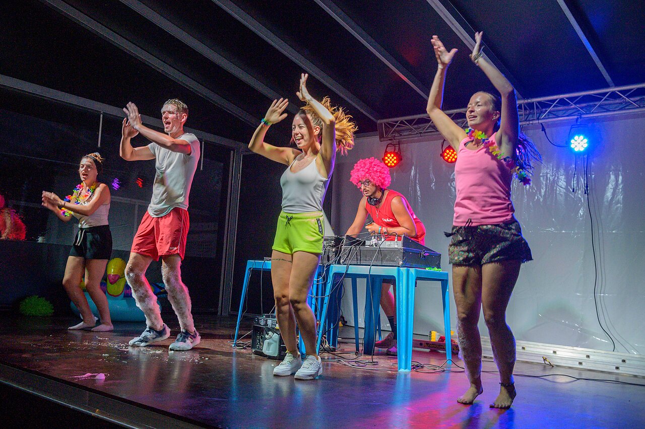 Animators dansen, schuimparty camping CAPFUN Flots Bleus VIAS PLAGE (34).