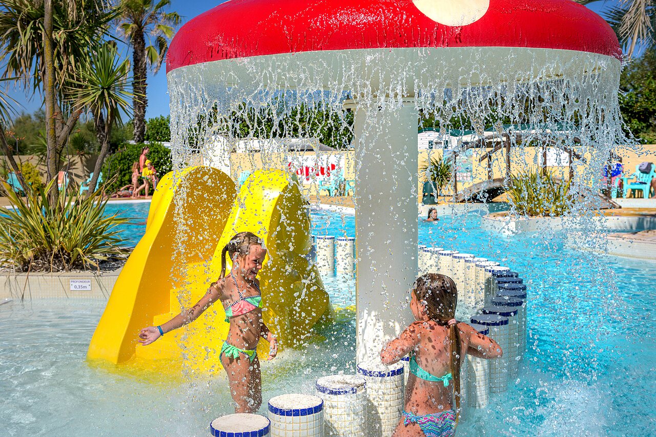 Waterspeeltuin voor kinderen op camping CAPFUN Flots Bleus in VIAS PLAGE.