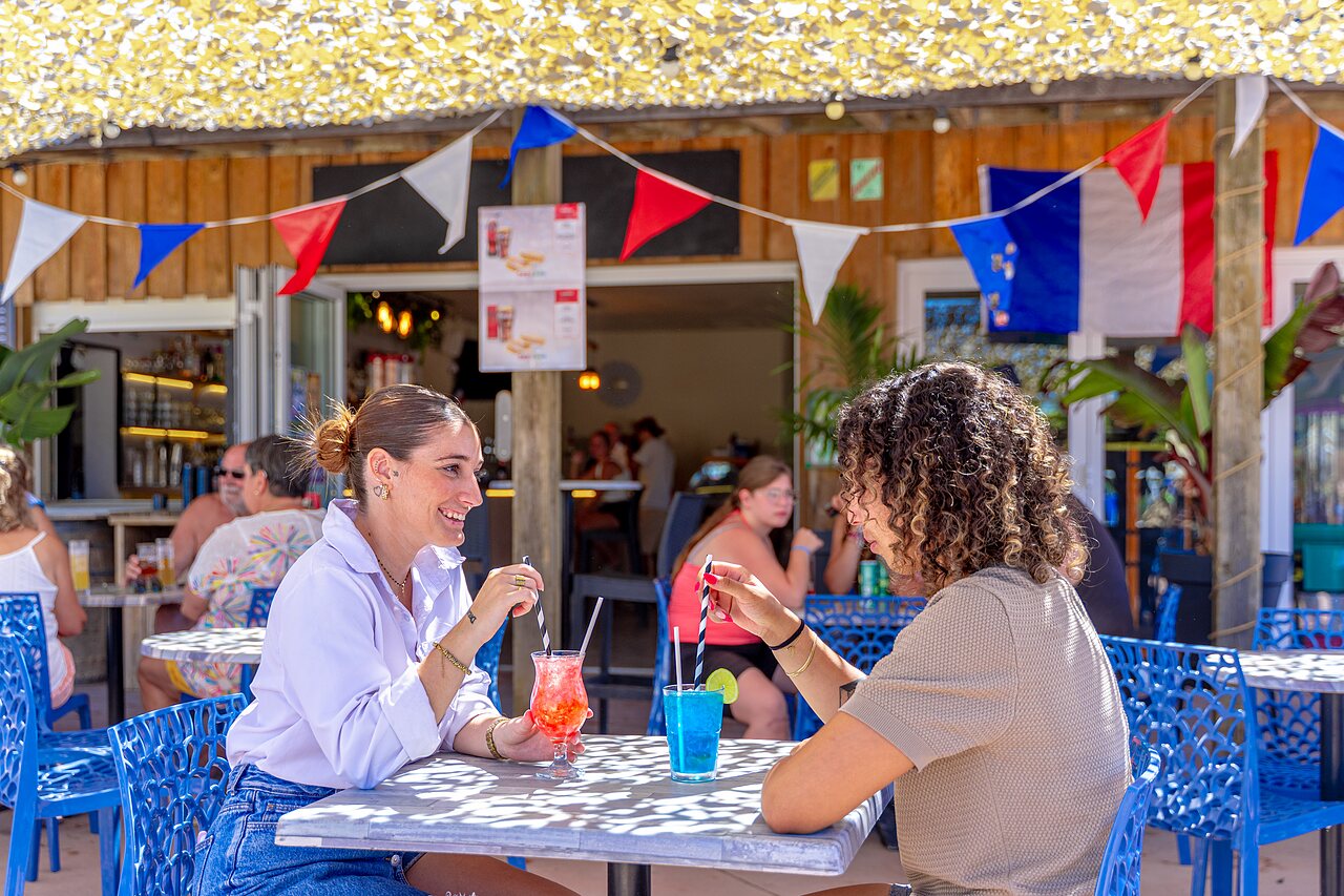 Buitenbar, gasten genieten cocktails op camping CAPFUN Flots Bleus te VIAS PLAGE (34).