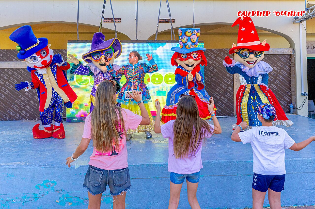 Animatieshow met mascottes voor kinderen op camping CAPFUN Flots Bleus.