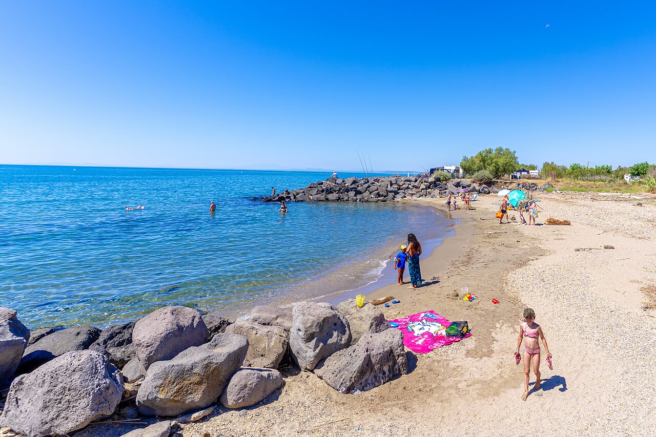 Zandstrand, zwemmers en zee op camping CAPFUN Flots Bleus in VIAS PLAGE (34).